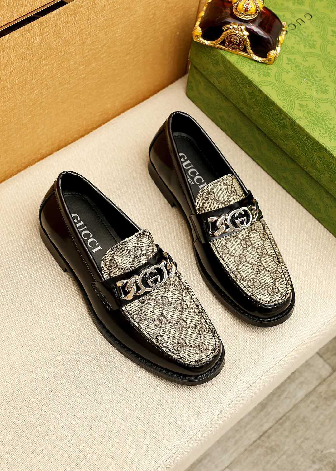Men's shoes 💰480 💐 Product trademark: GUCCI "Gucci" casual leather shoes Regular size: 38-44 (45.46🉑️customized) Product materials: Selected imported first-layer calfskin embossed upper + luxury hardware buckle, imported water-dyed cowhide leather lining. Strong three-dimensional visual effect, original outsole color: 2 colors available
